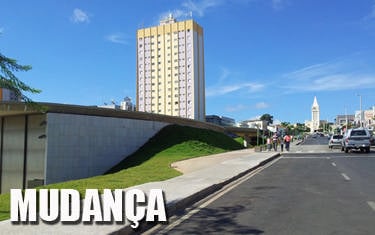 Estacionamento no canteiro central na avenida Antônio Carlos está proibido