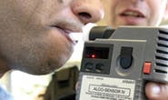 Condutor embriagado bate em carro estacionado