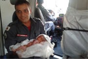 Corpo de Bombeiros socorre bebê que nasceu no meio da rua