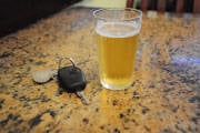 Condutor embriagado bate carro na Getúlio Vargas