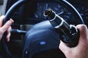 Enche a cara e sai zigue zagueante com o carro