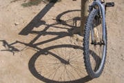 Ciclista perde controle e bate em veículo
