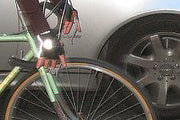 Ciclista colide com carro e é encaminhado ao PAM com lesão no rosto