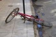 Bombeiros socorrem ciclista atingido por carro