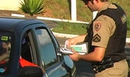 Adolescente pega carro escondido e é apreendido em blitz