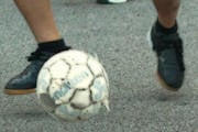Menino tenta pegar bola na rua e é atropelado por moto