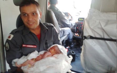 Bombeiros socorrem mulher que entrou em trabalho de parto na rua