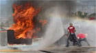 Corpo de Bombeiros treina militares para combate a incêndios urbanos.