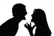 Marido e mulher brigam e quebram muro de casa