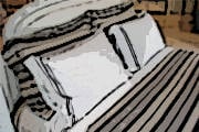 Bandidos levam kits de roupas de cama, dinheiro e celular de vendedor