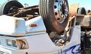 Motorista desmaia e tomba caminhão na rodovia