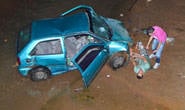 Carro com 5 jovens cai em canal