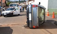 Motorista embriagado capota carro no Domingos Zema