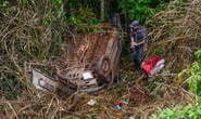 Bombeiros atendem vítimas de acidente com capotamento