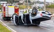 Capotamento deixa mulher ferida na avenida João Paulo II