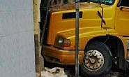 Carreta invade residência no bairro Guilhermina Vieira Chaer