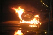 Carro pega fogo no Domingos Zema