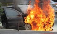 Morador se depara com seu carro incendiado na garagem
