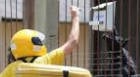 Carteiro se defende de ataque de cães e é ameaçado pelos donos