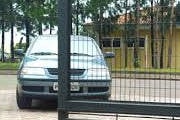 Jovem é surpreendido por ladrão ao chegar em casa