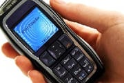 Dona de casa é surpreendida com bandido furtando seu celular