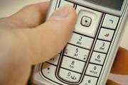 Sujeito pede copo d’água e se aproveita para furtar celular