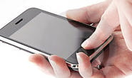 Pede para olhar celular e sai correndo