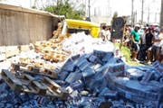 Carreta carregada com cerveja tomba em Araxá