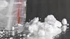 Homem oferece cocaína em banheiro de posto