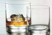 Bebe whisky e come frutas antes de sair com materiais furtados em residência