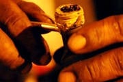 PM flagra dois homens com drogas