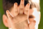 Pai deixa filhos sozinhos em casa e é encontrado em bar