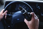 Bêbado inabilitado bate em bomba de posto de gasolina e vai preso pela PM
