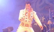 Elvis Presley cover faz show marcante no FestNatal