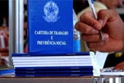 Desemprego cai e fecha 2014 em 6,8%