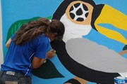Alunos pintam painéis em referência a artistas e à Copa do Mundo