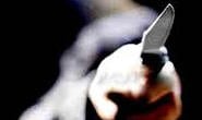 Homem embriagado ameaça esposa com faca