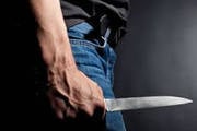 Marido discute com a esposa e ameaça o sogro com uma faca