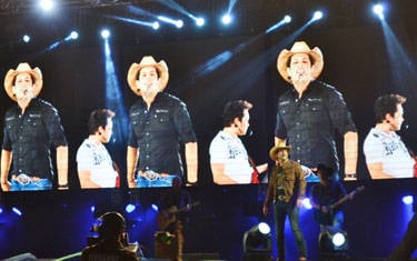 Fernando e Sorocaba levam quase 10 mil pessoas no segundo dia da ExpoAraxá