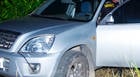 Indivíduos furam bloqueio policial e abandonam carro em estrada rural