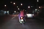 Menores tentam fugir de moto da polícia e batem em viatura