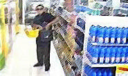 Homem é flagrado furtando produtos de supermercado