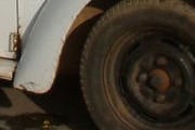 Fusca ‘inabilitado’ manda motociclista e passageira para o PAM
