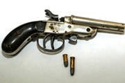 Homem é preso com duas armas de fogo