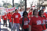 Professores analisam proposta do governo, mas sindicato avalia que greve deve continuar
