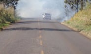 Homem provoca incêndio em vegetação de rodovia e coloca veículos em risco