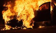 Autores incendeiam carro estacionado na rua