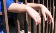 Agentes encontram celular e cigarros em cela e internos se rebelam no Cerad