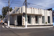 Bandidos armados assaltam loja no Centro
