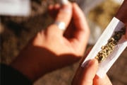 PM aborda jovens e adolescente consumindo droga em praça central